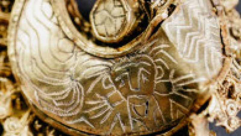 Comoară medievală cu bijuterii masive din aur și monede de argint, găsită cu detectorul de metale FOTO: Profimedia Images | Poza 3 din 7