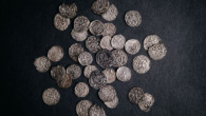Comoară medievală cu bijuterii masive din aur și monede de argint, găsită cu detectorul de metale FOTO: Profimedia Images | Poza 4 din 7