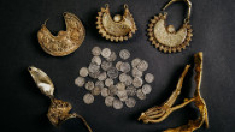 Comoară medievală cu bijuterii masive din aur și monede de argint, găsită cu detectorul de metale FOTO: Profimedia Images | Poza 7 din 7