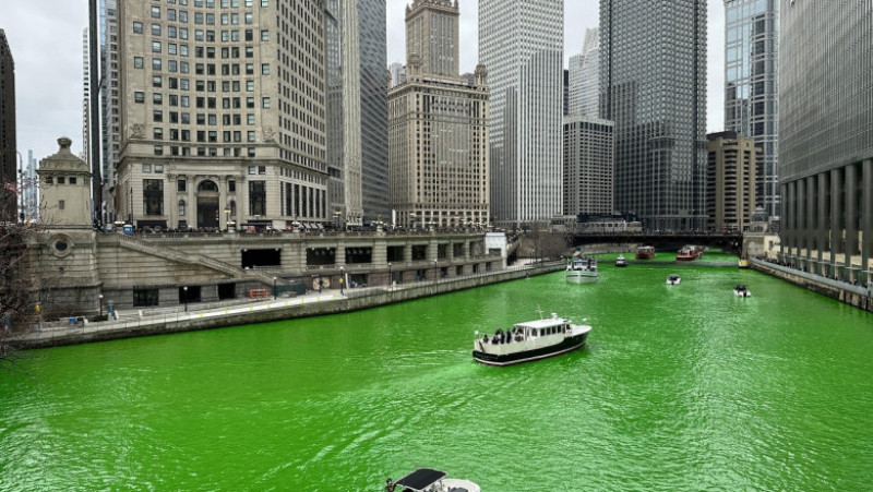 Râul care traversează Chicago a devenit verde. FOTO: Profimedia Images