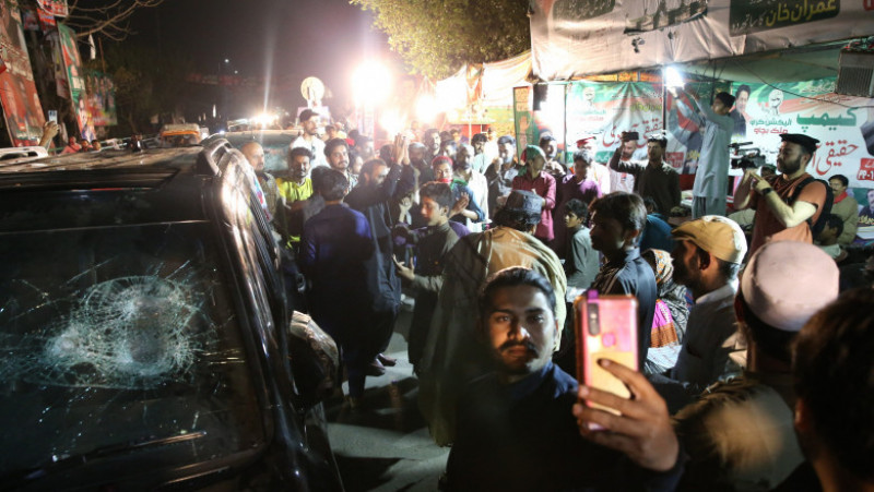 Câteva sute de susținători ai lui Khan s-au adunat în fața casei lui pentru a împiedica arestarea acestuia. Foto: Profimedia Images
