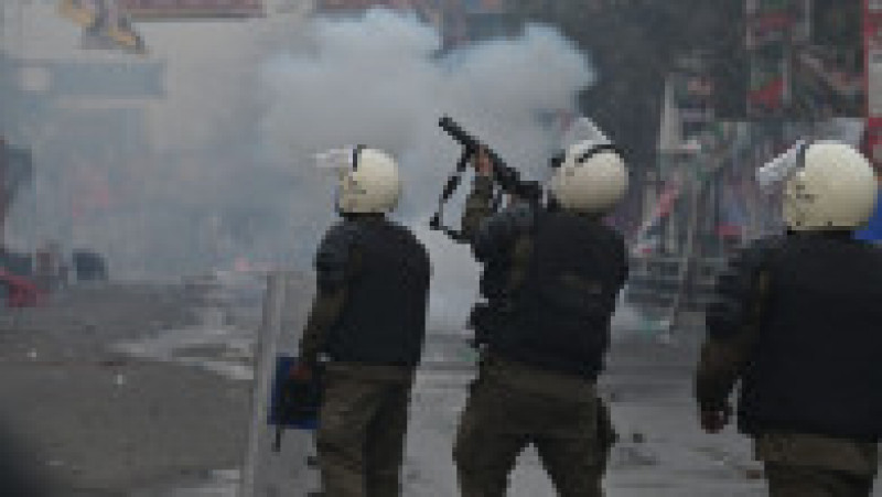 Polițiștii au folosit bastoane și au folosit gaze lacrimogene într-o încercare de a-i determina pe protestatari să se retragă. Foto: Profimedia Images | Poza 12 din 14