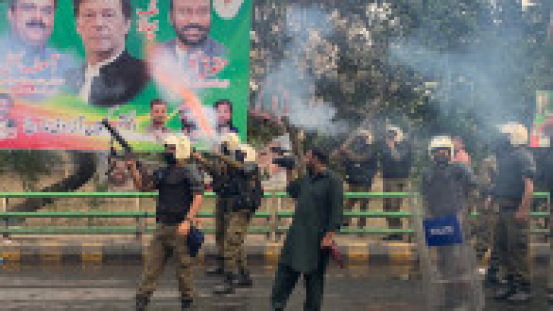 Polițiștii au folosit bastoane și au folosit gaze lacrimogene într-o încercare de a-i determina pe protestatari să se retragă. Foto: Profimedia Images | Poza 11 din 14
