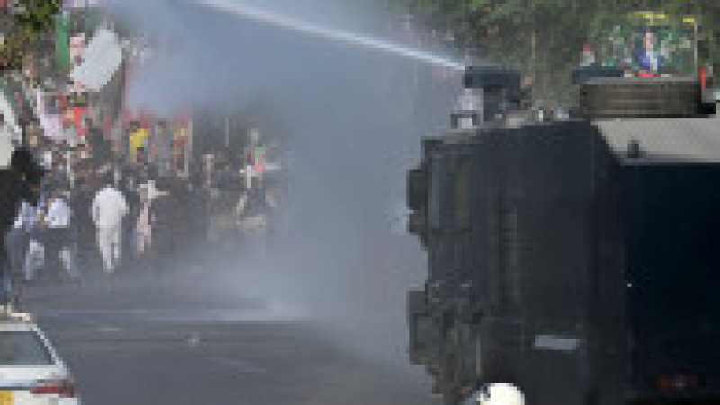 Polițiștii au început să tragă cu tunuri de apă după ce protestatarii au aruncat cu pietre și cărămizi. Foto: Profimedia Images | Poza 8 din 14