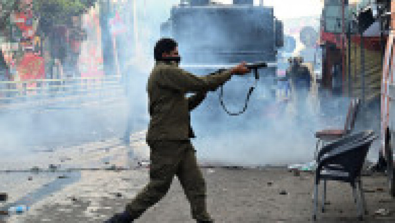 Polițiștii au folosit bastoane și au folosit gaze lacrimogene într-o încercare de a-i determina pe protestatari să se retragă. Foto: Profimedia Images | Poza 5 din 14
