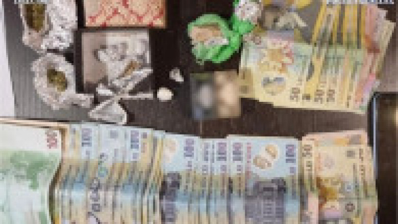 Polițiștii au descoperit 12 grame de heroină, dar și bani cash. Sursa foto: DIICOT | Poza 3 din 5