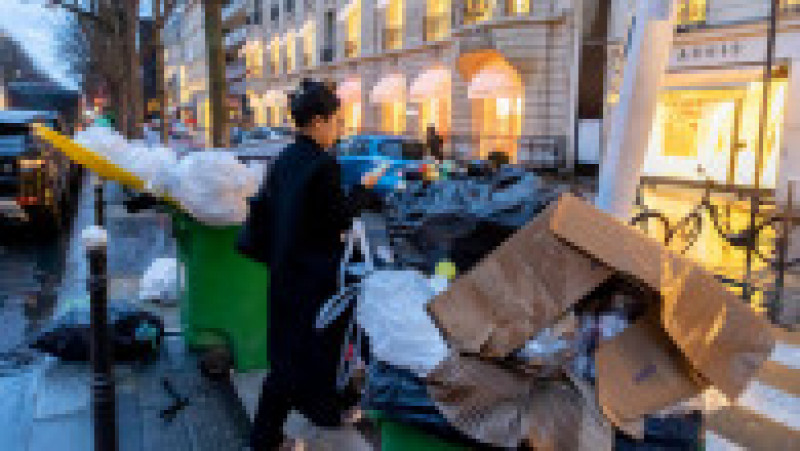 Pe zi ce trece, gunoiul se adună tot mai mult pe străzile Parisului. Foto: Profimedia | Poza 7 din 21