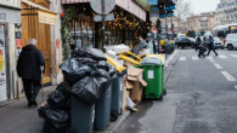 Pe zi ce trece, gunoiul se adună tot mai mult pe străzile Parisului. Foto: Profimedia | Poza 4 din 21