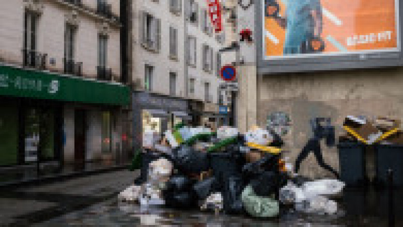 Pe zi ce trece, gunoiul se adună tot mai mult pe străzile Parisului. Foto: Profimedia | Poza 5 din 21