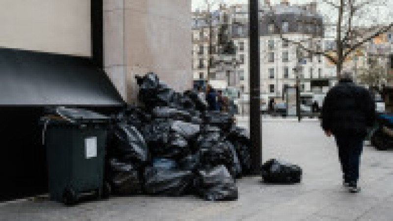 Pe zi ce trece, gunoiul se adună tot mai mult pe străzile Parisului. Foto: Profimedia | Poza 6 din 21