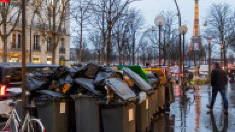 Pe zi ce trece, gunoiul se adună tot mai mult pe străzile Parisului. Foto: Profimedia | Poza 8 din 21