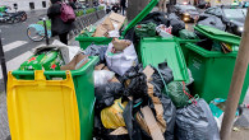 Pe zi ce trece, gunoiul se adună tot mai mult pe străzile Parisului. Foto: Profimedia | Poza 9 din 21