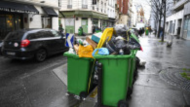 Pe zi ce trece, gunoiul se adună tot mai mult pe străzile Parisului. Foto: Profimedia | Poza 1 din 21