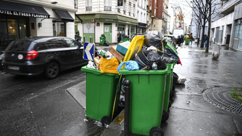 Pe zi ce trece, gunoiul se adună tot mai mult pe străzile Parisului. Foto: Profimedia
