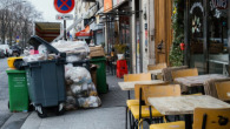 Pe zi ce trece, gunoiul se adună tot mai mult pe străzile Parisului. Foto: Profimedia | Poza 2 din 21