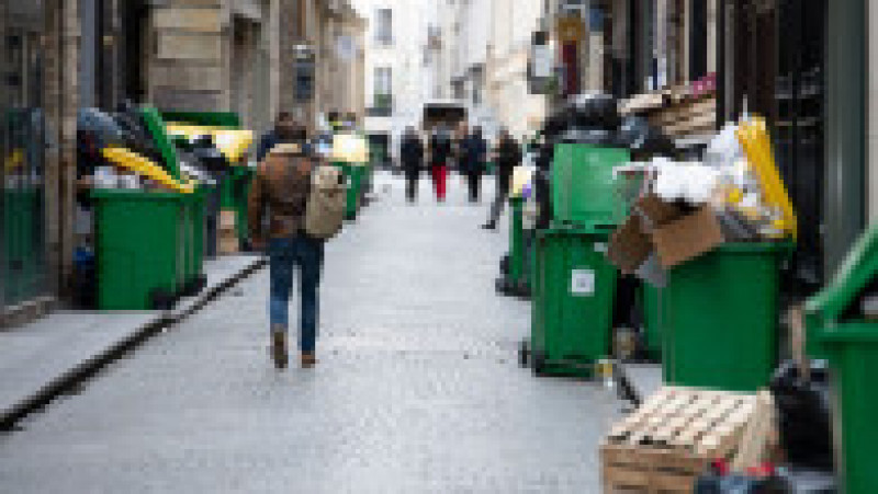 Pe zi ce trece, gunoiul se adună tot mai mult pe străzile Parisului. Foto: Profimedia | Poza 17 din 21