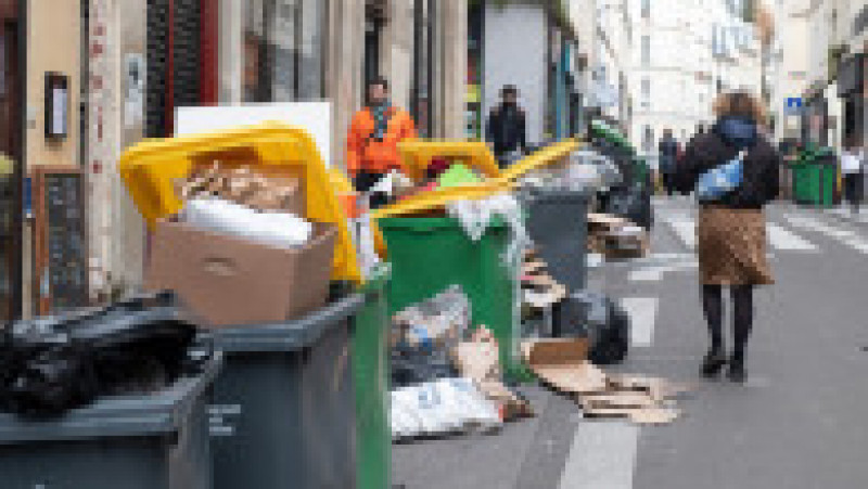 Pe zi ce trece, gunoiul se adună tot mai mult pe străzile Parisului. Foto: Profimedia | Poza 14 din 21