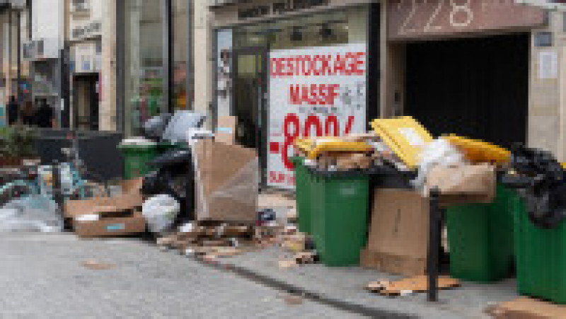Pe zi ce trece, gunoiul se adună tot mai mult pe străzile Parisului. Foto: Profimedia | Poza 15 din 21