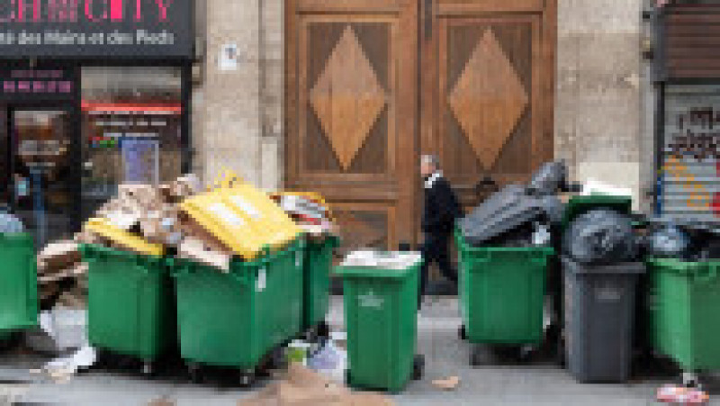 Pe zi ce trece, gunoiul se adună tot mai mult pe străzile Parisului. Foto: Profimedia | Poza 16 din 21