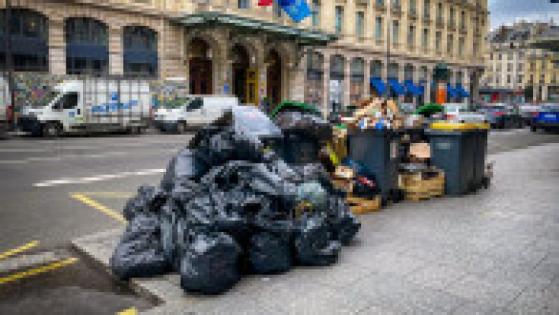 Pe zi ce trece, gunoiul se adună tot mai mult pe străzile Parisului. Foto: Profimedia | Poza 18 din 21