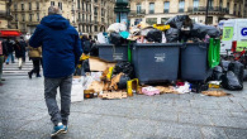 Pe zi ce trece, gunoiul se adună tot mai mult pe străzile Parisului. Foto: Profimedia | Poza 19 din 21