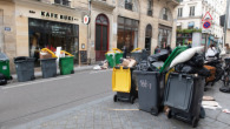 Pe zi ce trece, gunoiul se adună tot mai mult pe străzile Parisului. Foto: Profimedia | Poza 13 din 21