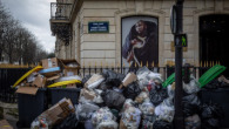 Pe zi ce trece, gunoiul se adună tot mai mult pe străzile Parisului. Foto: Profimedia | Poza 10 din 21