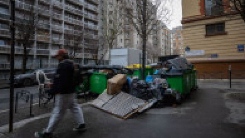 Pe zi ce trece, gunoiul se adună tot mai mult pe străzile Parisului. Foto: Profimedia | Poza 11 din 21
