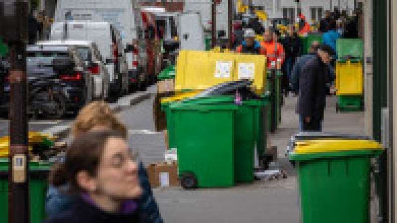 Pe zi ce trece, gunoiul se adună tot mai mult pe străzile Parisului. Foto: Profimedia | Poza 12 din 21