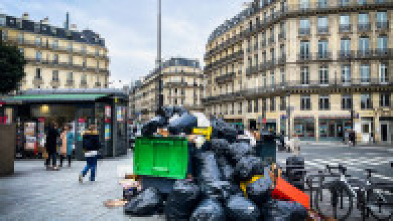 Pe zi ce trece, gunoiul se adună tot mai mult pe străzile Parisului. Foto: Profimedia | Poza 20 din 21