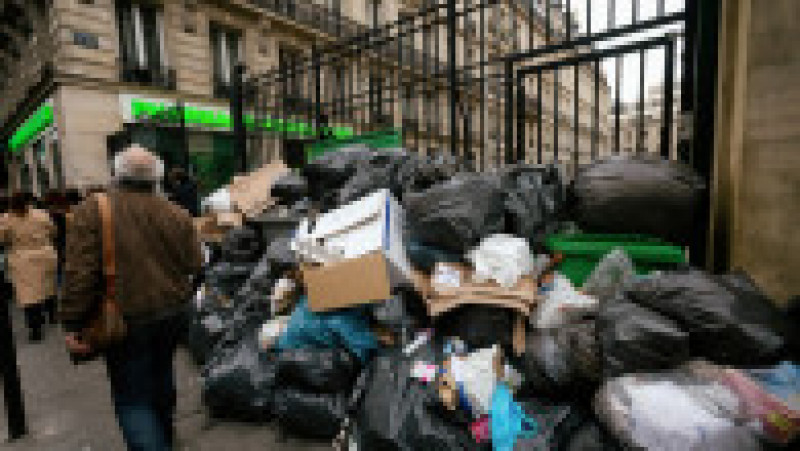 Pe zi ce trece, gunoiul se adună tot mai mult pe străzile Parisului. Foto: Profimedia | Poza 21 din 21