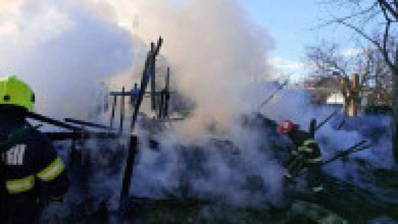 Zeci de animale mistuite de flăcări într-un incendiu la Cornu Luncii. Foto: ISU Suceava | Poza 1 din 3