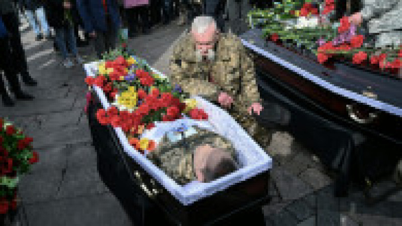 Sicriele militarilor Oleg și Nikita Khomiuk, tată și fiu, morți împreună la Bahmut. Foto: Profimedia | Poza 12 din 13