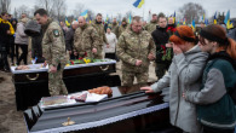 Sicriele militarilor Oleg și Nikita Khomiuk, tată și fiu, morți împreună la Bahmut. Foto: Profimedia | Poza 13 din 13
