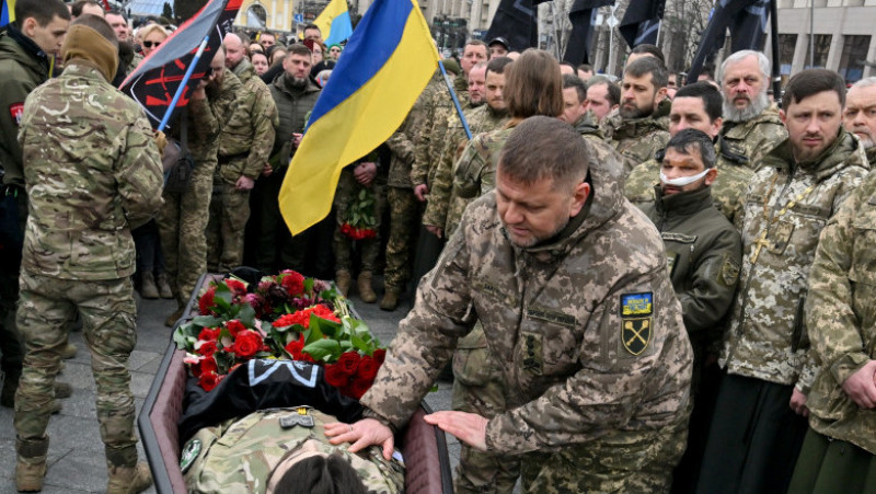 Comandantul armatei ucrainene, gen. Valeri Zalujni, în genunchi la căpătâiul eroului Dmitro „Da Vinci” Koțiubailo. Foto: Profimedia