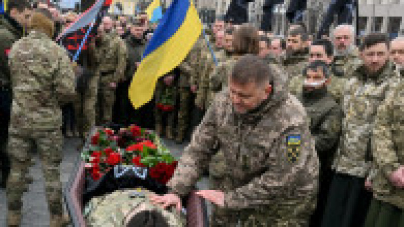Comandantul armatei ucrainene, gen. Valeri Zalujni, în genunchi la căpătâiul eroului Dmitro „Da Vinci” Koțiubailo. Foto: Profimedia | Poza 1 din 13