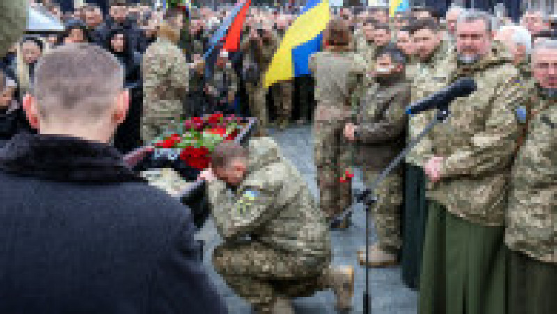 Comandantul armatei ucrainene, gen. Valeri Zalujni, în genunchi la căpătâiul eroului Dmitro „Da Vinci” Koțiubailo. Foto: Profimedia | Poza 7 din 13