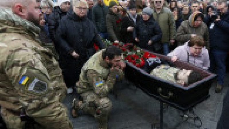 Soldat în genunchi la căpătâiul eroului Dmitro „Da Vinci” Koțiubailo. Foto: Profimedia | Poza 6 din 13