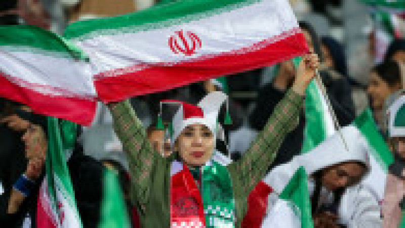 Femeile din Iran au primit permisiunea să intre pe stadion pentru a urmări meciul cu Rusia. Foto: Profimedia | Poza 2 din 12