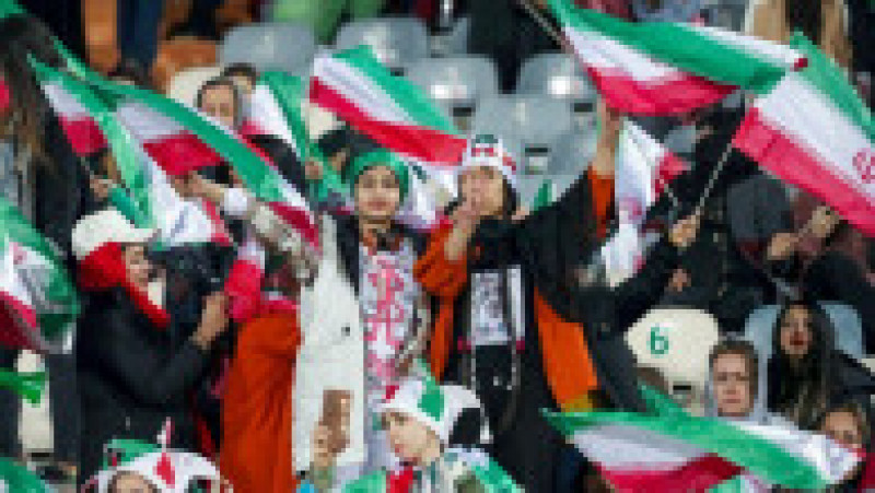 Femeile din Iran au primit permisiunea să intre pe stadion pentru a urmări meciul cu Rusia. Foto: Profimedia | Poza 3 din 12