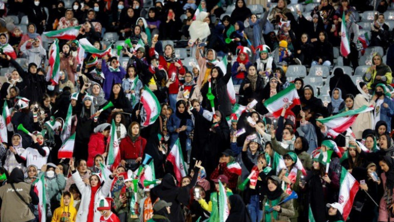 Femeile din Iran au primit permisiunea să intre pe stadion pentru a urmări meciul cu Rusia. Foto: Profimedia
