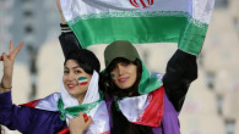 Femeile din Iran au primit permisiunea să intre pe stadion pentru a urmări meciul cu Rusia. Foto: Profimedia | Poza 11 din 12