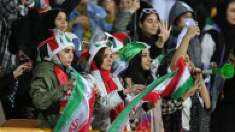 Femeile din Iran au primit permisiunea să intre pe stadion pentru a urmări meciul cu Rusia. Foto: Profimedia | Poza 8 din 12