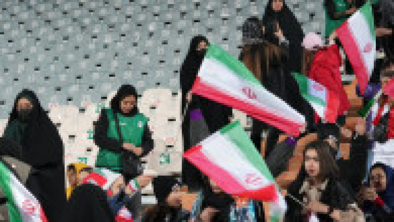 Femeile din Iran au primit permisiunea să intre pe stadion pentru a urmări meciul cu Rusia. Foto: Profimedia | Poza 10 din 12