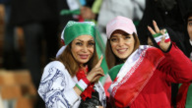 Femeile din Iran au primit permisiunea să intre pe stadion pentru a urmări meciul cu Rusia. Foto: Profimedia | Poza 7 din 12