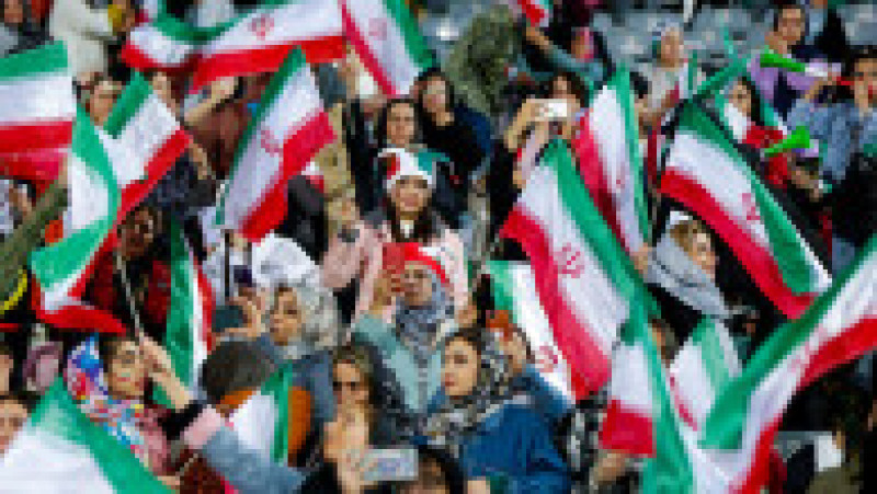 Femeile din Iran au primit permisiunea să intre pe stadion pentru a urmări meciul cu Rusia. Foto: Profimedia | Poza 4 din 12