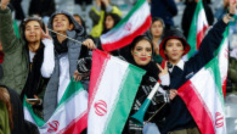 Femeile din Iran au primit permisiunea să intre pe stadion pentru a urmări meciul cu Rusia. Foto: Profimedia | Poza 6 din 12