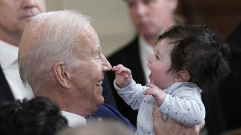 Joe Biden a fost fotografiat în timp ce încerca să calmeze un bebeluș care a izbucit în plâns în timpul discursului său. Foto: Profimedia Images