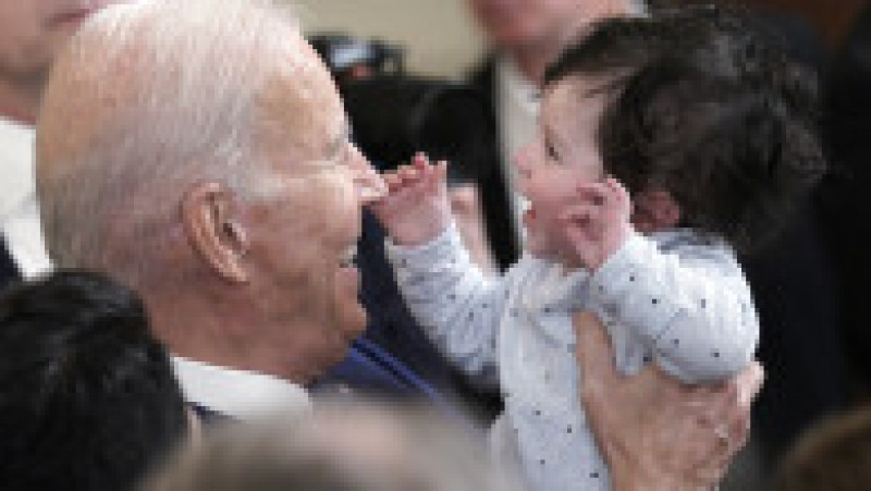 Joe Biden a fost fotografiat în timp ce încerca să calmeze un bebeluș care a izbucit în plâns în timpul discursului său. Foto: Profimedia Images | Poza 2 din 10