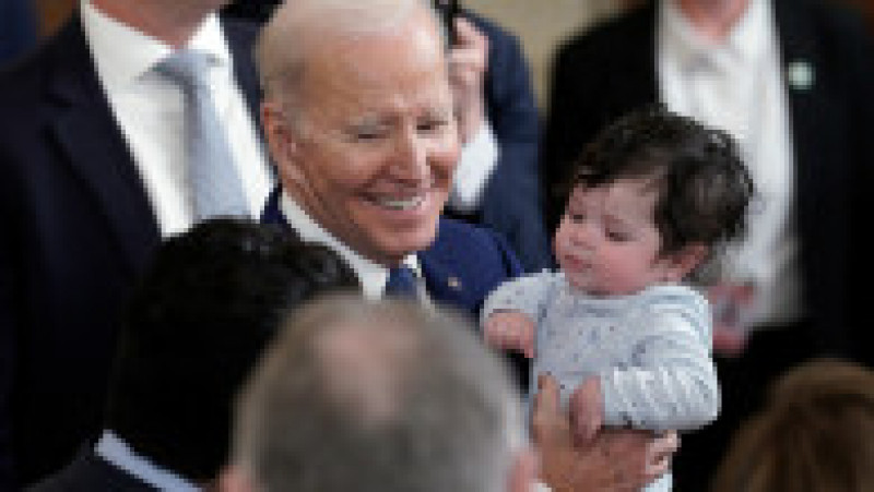 Joe Biden a fost fotografiat în timp ce încerca să calmeze un bebeluș care a izbucit în plâns în timpul discursului său. Foto: Profimedia Images | Poza 8 din 10